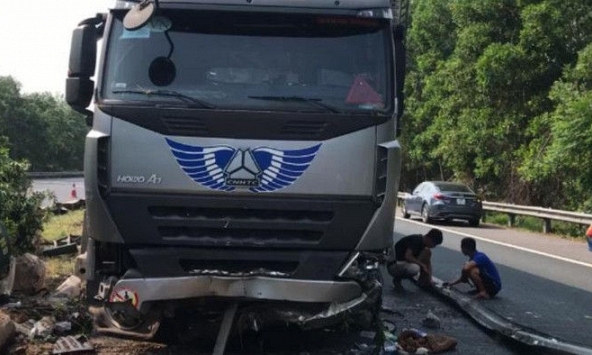 Container 'bay' qua dải phân cách cao tốc Cầu Giẽ - Ninh Bình