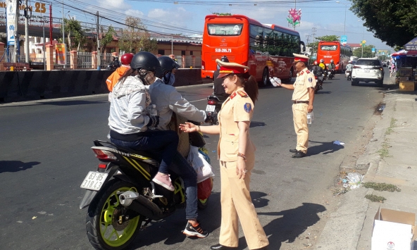 CSGT đội nắng phát nước miễn phí cho người đi đường mùng 5 Tết