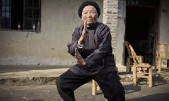 Cụ bà người Trung Quốc 94 tuổi, tập kungfu suốt 9 thập kỷ