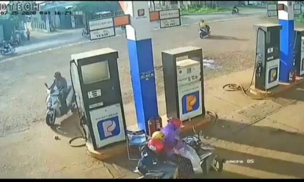 Đắk Lắk truy tìm người đàn ông nhặt được cọc tiền rồi bỏ đi