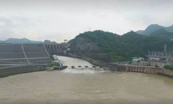 Dân bất chấp nguy hiểm đổ xô đi xem thủy điện Hòa Bình xả lũ