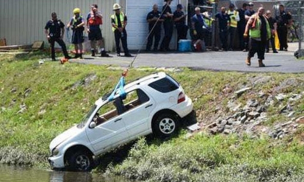 Đạp nhầm chân ga, tài xế lái ô tô lao thẳng xuống sông
