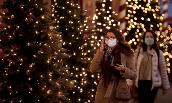 Đèn Giáng sinh bật sáng ở Paris nhưng đường phố lại vắng lặng