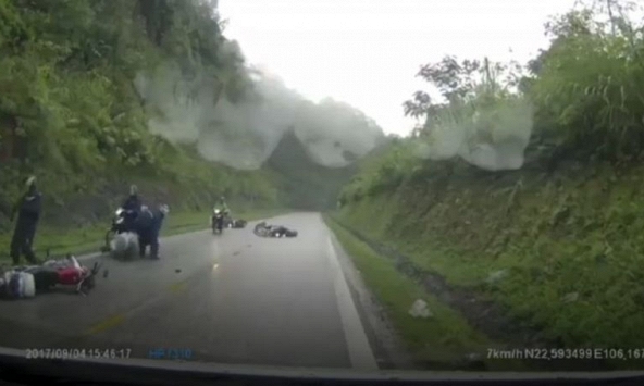 Đổ đèo, hàng loạt xe máy ngã liên hoàn trước đầu ô tô