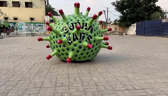 Độc đáo xe hình virus corona chạy trên phố kêu gọi cách ly xã hội