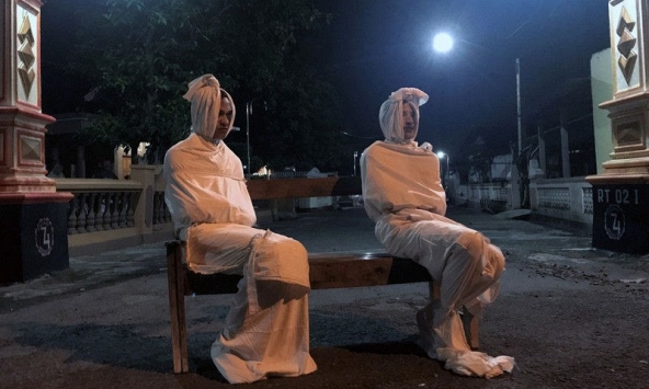 Đóng giả ma để dọa người dân ở trong nhà nhằm ngăn chặn dịch COVID-19