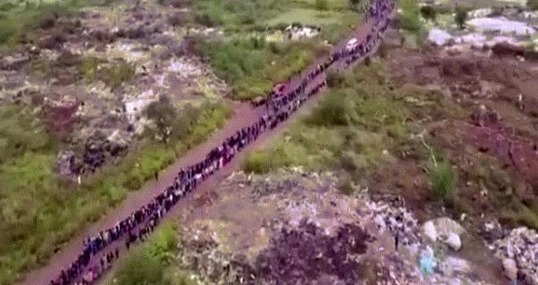 Dòng người dài 'vô tận' nhận đồ ăn ở Nam Phi giữa dịch COVID-19