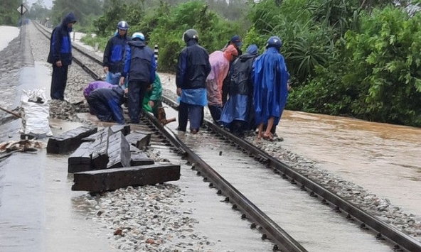 Đường sắt Bắc- Nam thông tuyến trở lại sau nhiều ngày tê liệt vì mưa lũ