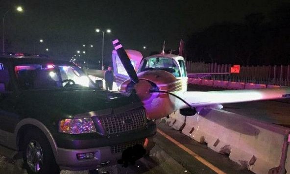 Hạ cánh khẩn cấp xuống đường cao tốc, máy bay đâm trúng xe hơi