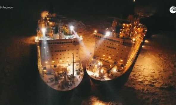 Hai tàu phá băng hạt nhân “siêu khủng” của Nga gặp nhau ở Bắc Cực.