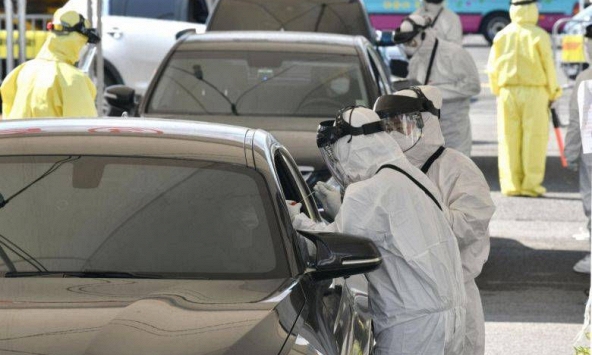 Hàn Quốc lập trạm thử nghiệm nhanh COVID-19 trên đường phố