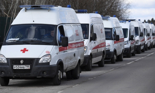 Hàng dài xe cứu thương ùn tắc trước bệnh viện Moscow