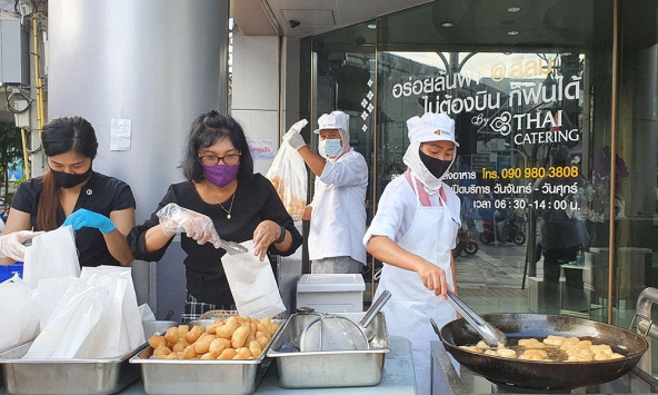 Hãng hàng không Thai Airways bán thức ăn đường phố