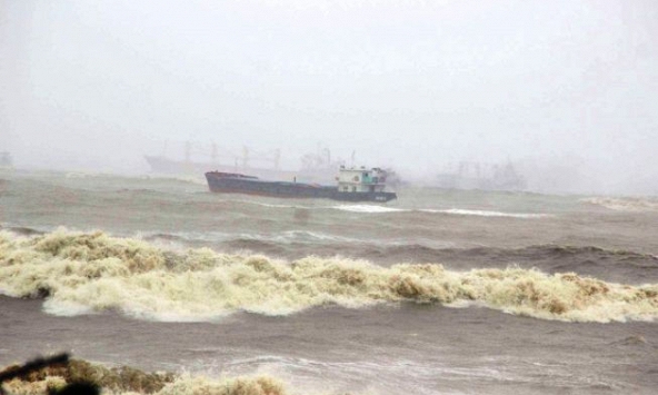 Hàng loạt tàu 'khủng' bị sóng đánh chìm, trôi dạt ở biển Quy Nhơn
