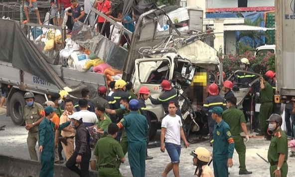 Hiện trường vụ xe tải tông đuôi xe container, 3 người chết