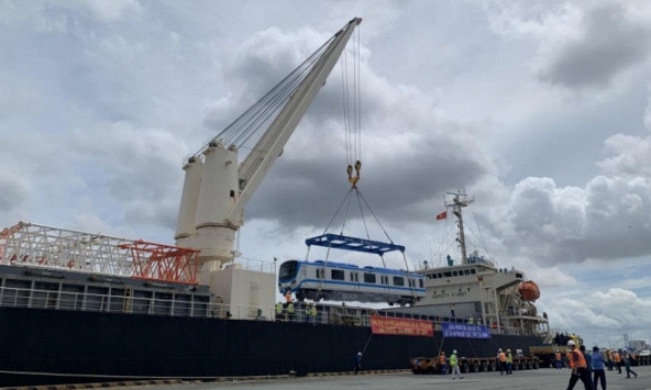 Hình ảnh đầu tiên của tàu metro số 1 cập cảng Khánh Hội