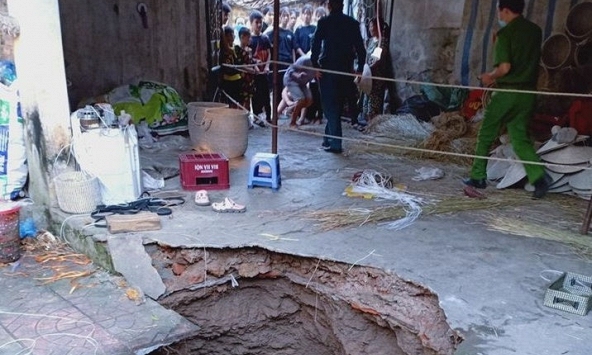 'Hố tử thần' sâu gần 5m 'nuốt' trọn cột nhà trong chớp mắt