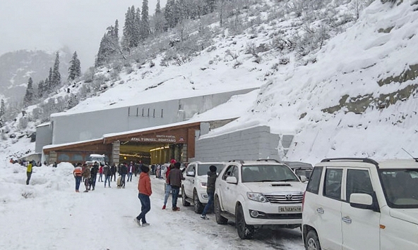 Hơn 300 du khách bị kẹt do tuyết rơi dày tại Ấn Độ