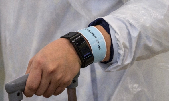 Hong Kong gắn vòng tay điện tử để kiểm soát người cách ly COVID-19