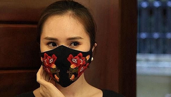 Khẩu trang thêu tay truyền thống của Việt Nam lên báo nước ngoài