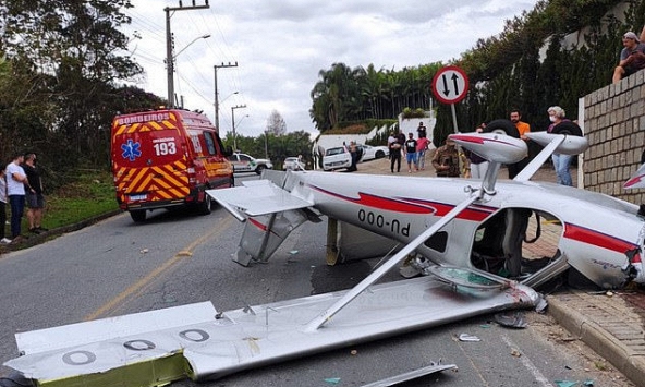 Khoảng khắc máy bay rơi xuống khu phố đông đúc ở Brazil