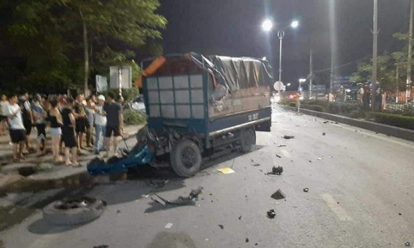 Khoảnh khắc 2 ô tô đối đầu nhau khiến 1 người tử vong