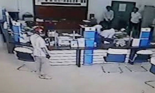 Khoảnh khắc cướp ngân hàng bằng súng gây xôn xao ở Vĩnh Long