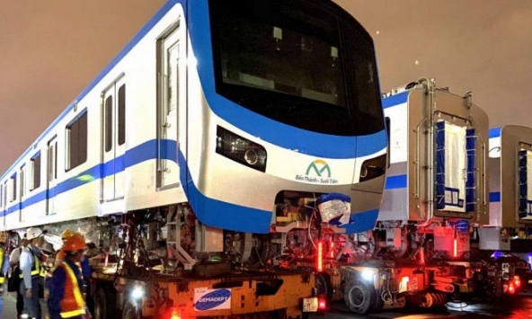Khoảnh khắc tàu metro số 1 đặt bánh lên đường ray