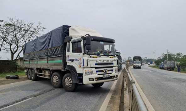 Không chấp hành hiệu lệnh CSGT Hà Tĩnh, tài xế lái xe tải chắn ngang QL1A