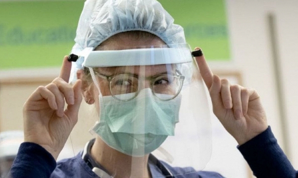 Không thể sản xuất pizza, một nhà hàng Mỹ làm thiết bị bảo hộ