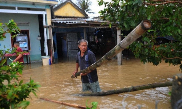 Lũ ào ào đổ về Quảng Ngãi, nhà dân chìm trong biển nước