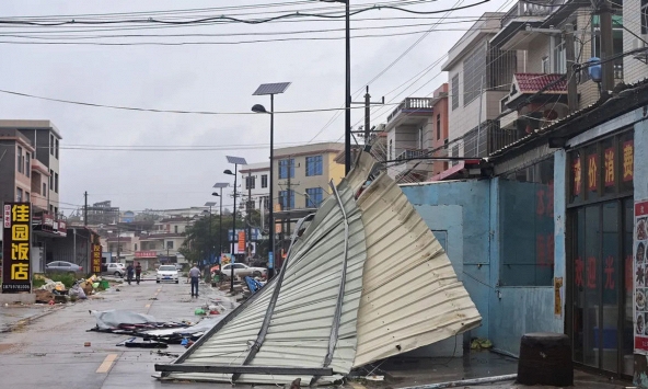 Bão Mekkhala xé toạc nhà xưởng trong chớp mắt ở Trung Quốc