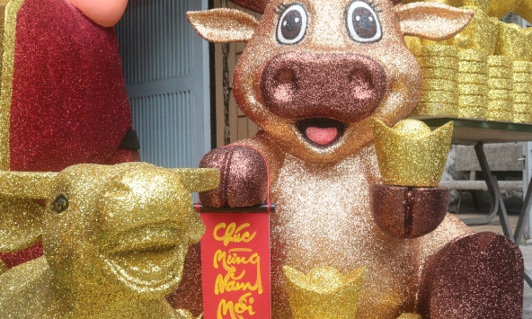 Mô hình xốp trâu vàng ngồi trên thỏi tiền, vàng thu hút khách Sài Gòn