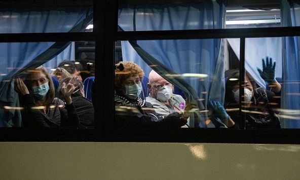 Mỹ sơ tán công dân khỏi du thuyền Diamond Princess trong đêm