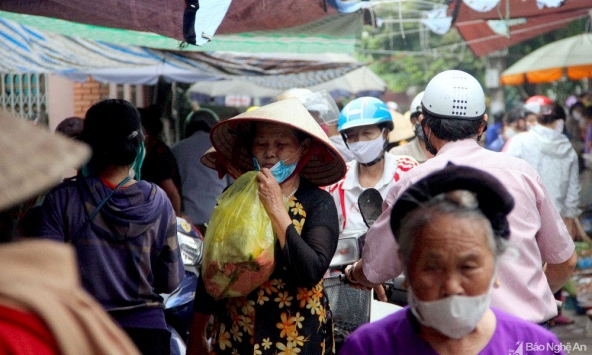 Nghệ An: Người dân phải đeo khẩu trang, sát khuẩn tay khi mua bán tại các chợ dân sinh