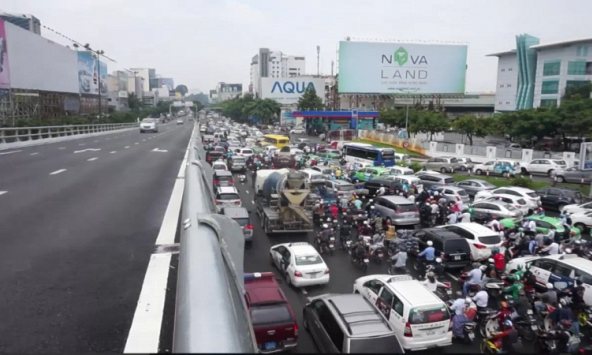 Nghịch lý giao thông ở đường vào sân bay Tân Sơn Nhất