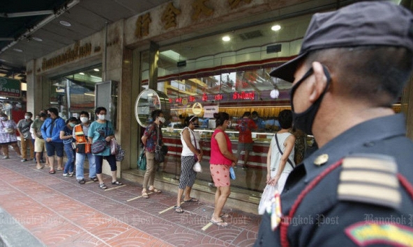 Người dân Bangkok đổ xô đi bán vàng giữa dịch COVID-19