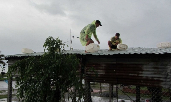 Người dân chằng chống nhà cửa đón bão số 10