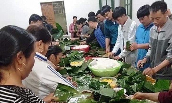 Người dân Nghệ An thức đêm nấu bánh chưng gửi bà con vùng lũ