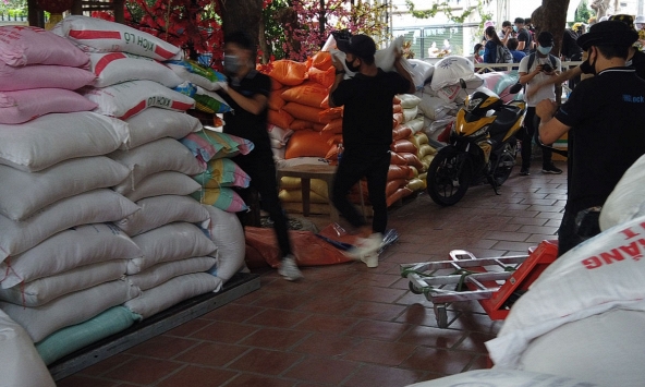 Người dân rủ nhau chở gạo tới góp 'ATM gạo' miễn phí ở Sài Gòn