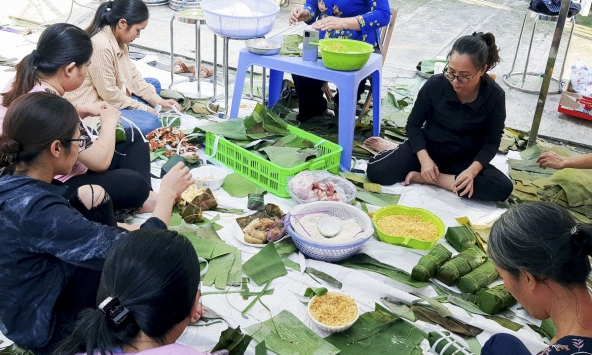 Đàn ông, phụ nữ Sài Gòn cùng thổi lửa, gói bánh gửi về vùng lũ Quảng Bình - Quảng Trị