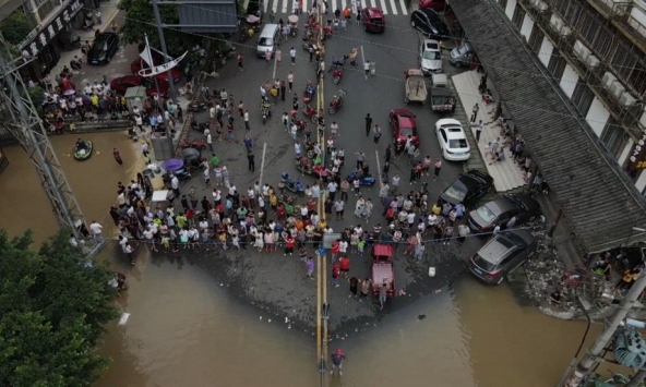 Người dân Trung Quốc dùng thuyền, bè để... đi trong nội thành do lũ lụt