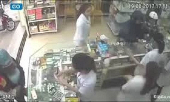 Người phụ nữ bồng con nhỏ trộm iPhone 7 ngay trước mặt nhân viên