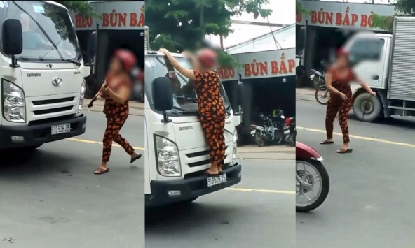 Người phụ nữ chặn đầu xe tải, trèo lên bẻ gãy cần gạt mưa
