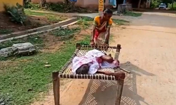 Người phụ nữ kéo mẹ 100 tuổi liệt giường tới ngân hàng để nhận tiền trợ cấp