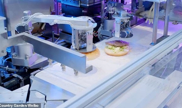 Nhà hàng ở Trung Quốc vận hành 100% bằng robot phòng COVID-19