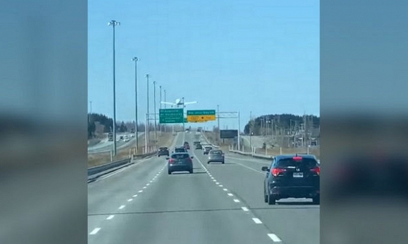 Nín thở xem máy bay hạ cánh xuống đường cao tốc như trong phim hành động