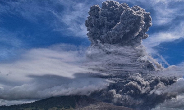 Núi lửa Indonesia phun cột tro bụi cao 5 km