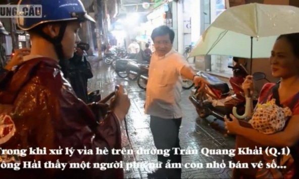 Ông Đoàn Ngọc Hải chi 1,5 triệu mua vé số cho người mẹ bồng con nhỏ được về sớm