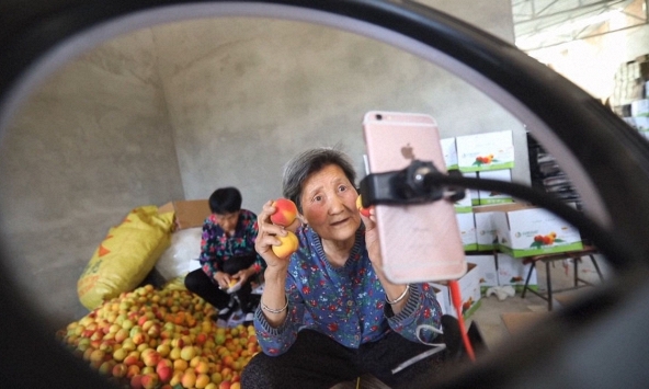 Phong cách mộc mạc của cụ bà 80 tuổi live stream bán hàng ở Trung Quốc